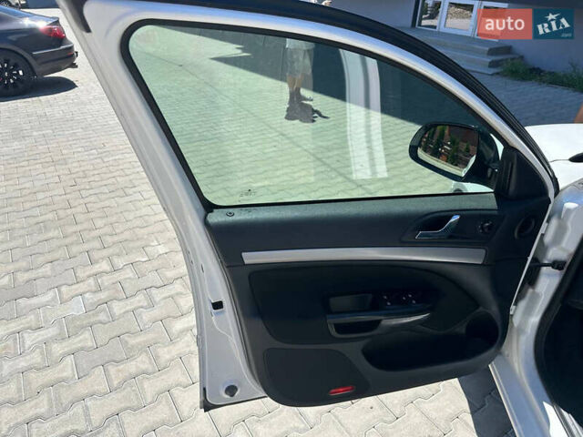 Шкода Октавия 2011 в Черновцах на Automoto.ua Белый Шкода Октавия, объемом двигателя 1.8 л и пробегом 258 тыс. км за 6500 $, фото 15 на Automoto.ua