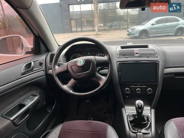 Білий Шкода Октавія, об'ємом двигуна 1.6 л та пробігом 270 тис. км за 6800 $, фото 16 на Automoto.ua