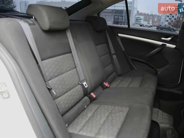 Белый Шкода Октавия, объемом двигателя 1.6 л и пробегом 239 тыс. км за 8100 $, фото 8 на Automoto.ua