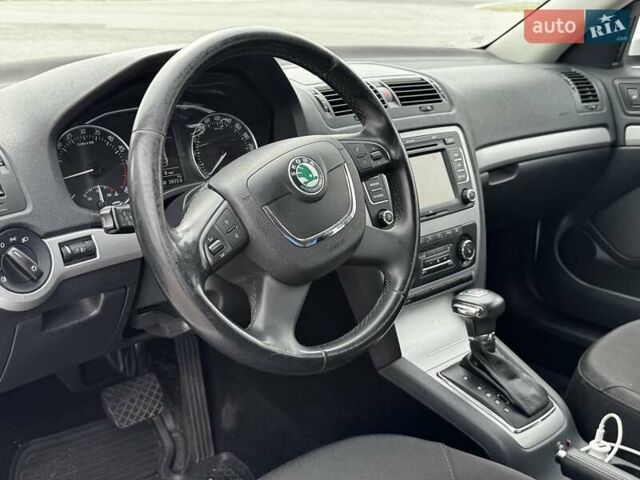 Шкода Октавия 2011 в Самборе на Automoto.ua Белый Шкода Октавия, объемом двигателя 1.97 л и пробегом 272 тыс. км за 10400 $, фото 10 на Automoto.ua