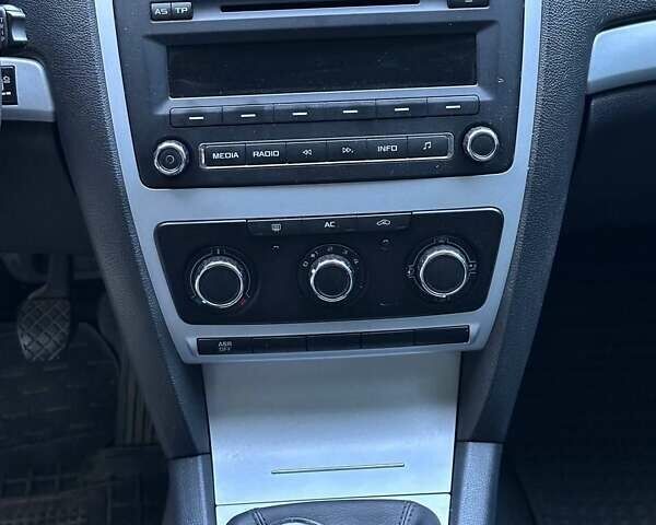 Білий Шкода Октавія, об'ємом двигуна 1.8 л та пробігом 184 тис. км за 8500 $, фото 26 на Automoto.ua