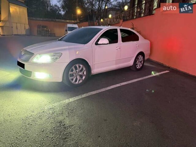 Белый Шкода Октавия, объемом двигателя 1.6 л и пробегом 200 тыс. км за 9999 $, фото 1 на Automoto.ua