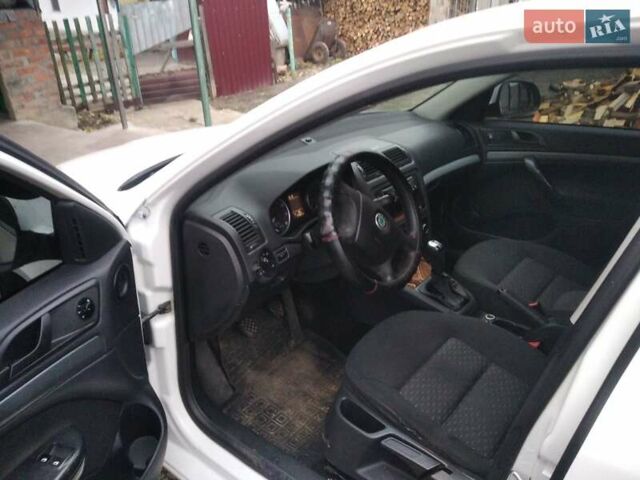 Білий Шкода Октавія, об'ємом двигуна 1.6 л та пробігом 288 тис. км за 5800 $, фото 3 на Automoto.ua