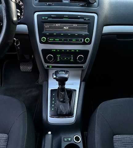 Белый Шкода Октавия, объемом двигателя 2 л и пробегом 240 тыс. км за 8700 $, фото 9 на Automoto.ua