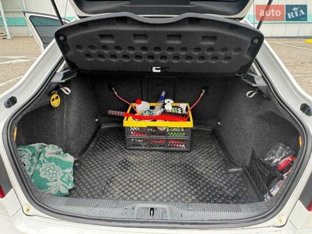 Белый Шкода Октавия, объемом двигателя 1.8 л и пробегом 180 тыс. км за 7200 $, фото 6 на Automoto.ua