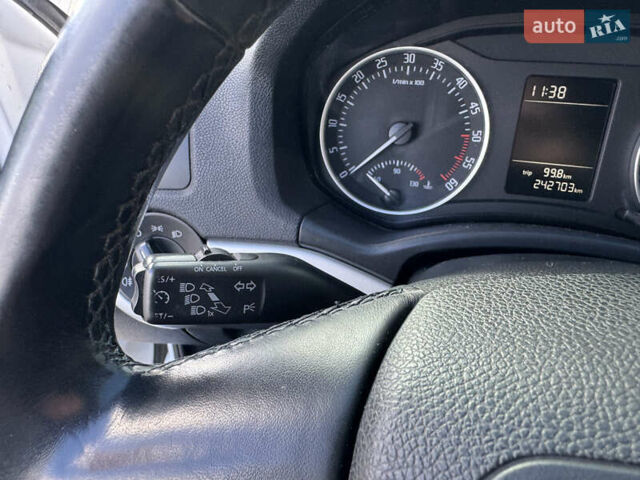 Белый Шкода Октавия, объемом двигателя 1.6 л и пробегом 242 тыс. км за 8100 $, фото 25 на Automoto.ua