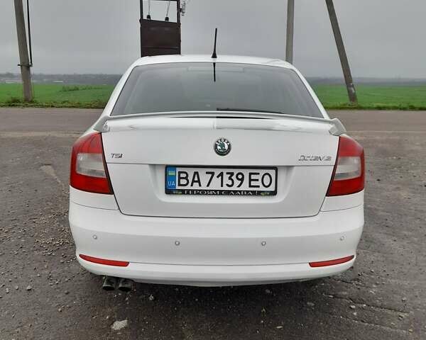 Белый Шкода Октавия, объемом двигателя 1.8 л и пробегом 219 тыс. км за 8200 $, фото 1 на Automoto.ua