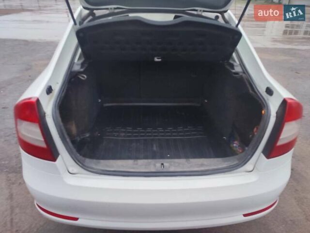 Білий Шкода Октавія, об'ємом двигуна 1.6 л та пробігом 150 тис. км за 8500 $, фото 10 на Automoto.ua
