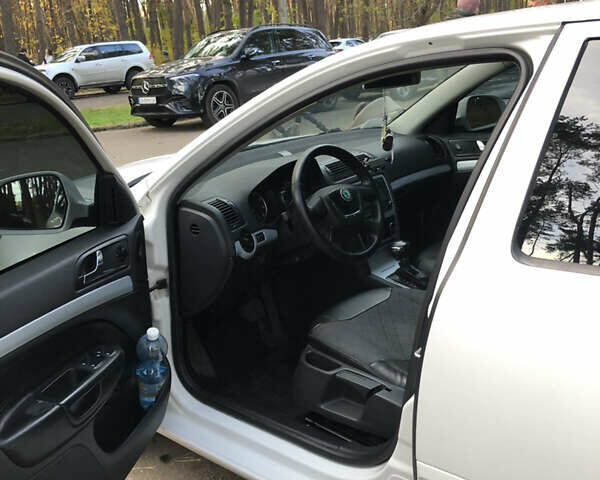 Белый Шкода Октавия, объемом двигателя 1.8 л и пробегом 240 тыс. км за 7500 $, фото 5 на Automoto.ua