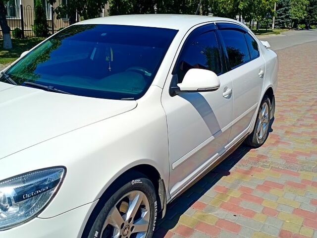Білий Шкода Октавія, об'ємом двигуна 2 л та пробігом 244 тис. км за 10200 $, фото 1 на Automoto.ua