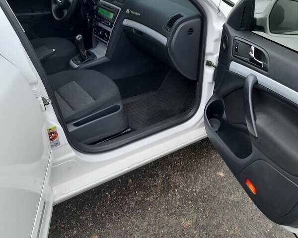 Белый Шкода Октавия, объемом двигателя 1.8 л и пробегом 219 тыс. км за 8200 $, фото 24 на Automoto.ua