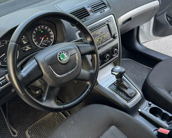 Білий Шкода Октавія, об'ємом двигуна 1.8 л та пробігом 303 тис. км за 6899 $, фото 18 на Automoto.ua