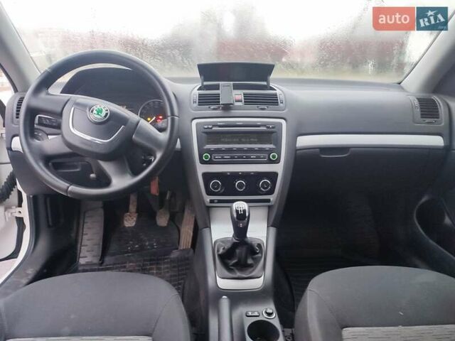 Білий Шкода Октавія, об'ємом двигуна 1.6 л та пробігом 150 тис. км за 8500 $, фото 2 на Automoto.ua