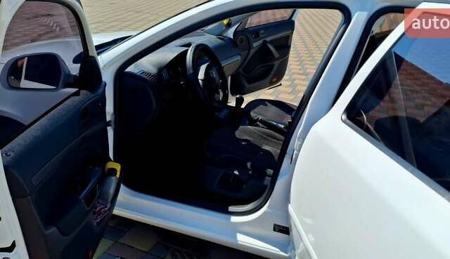 Білий Шкода Октавія, об'ємом двигуна 1.6 л та пробігом 138 тис. км за 7600 $, фото 3 на Automoto.ua