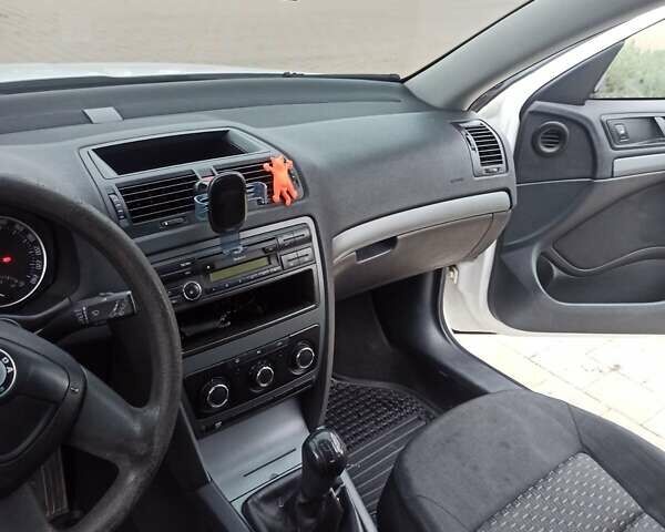 Белый Шкода Октавия, объемом двигателя 1.6 л и пробегом 310 тыс. км за 6500 $, фото 2 на Automoto.ua
