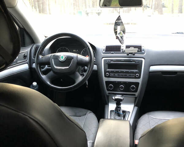 Белый Шкода Октавия, объемом двигателя 1.8 л и пробегом 240 тыс. км за 7500 $, фото 3 на Automoto.ua