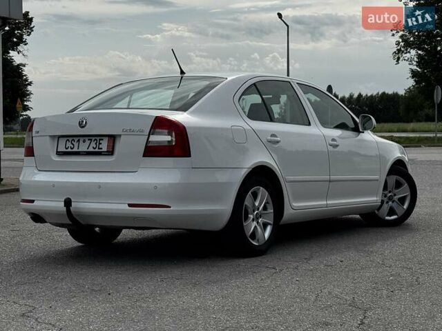 Шкода Октавия 2011 в Самборе на Automoto.ua Белый Шкода Октавия, объемом двигателя 1.97 л и пробегом 272 тыс. км за 10400 $, фото 4 на Automoto.ua