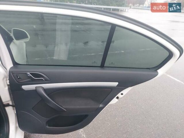 Білий Шкода Октавія, об'ємом двигуна 1.6 л та пробігом 282 тис. км за 5799 $, фото 46 на Automoto.ua