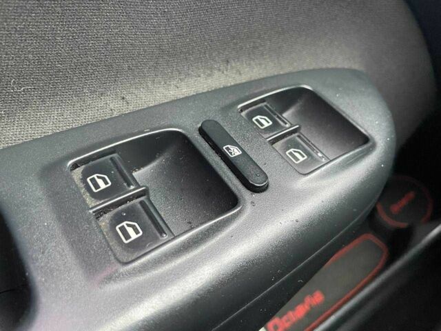 Белый Шкода Октавия, объемом двигателя 1.8 л и пробегом 155 тыс. км за 7990 $, фото 15 на Automoto.ua