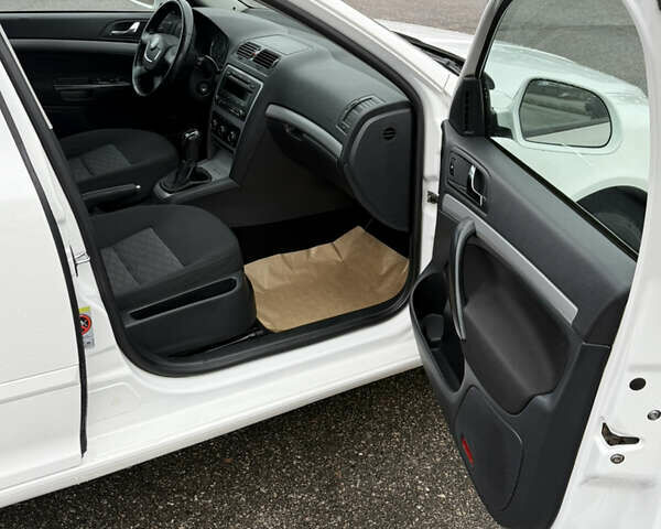 Білий Шкода Октавія, об'ємом двигуна 1.6 л та пробігом 171 тис. км за 8300 $, фото 26 на Automoto.ua
