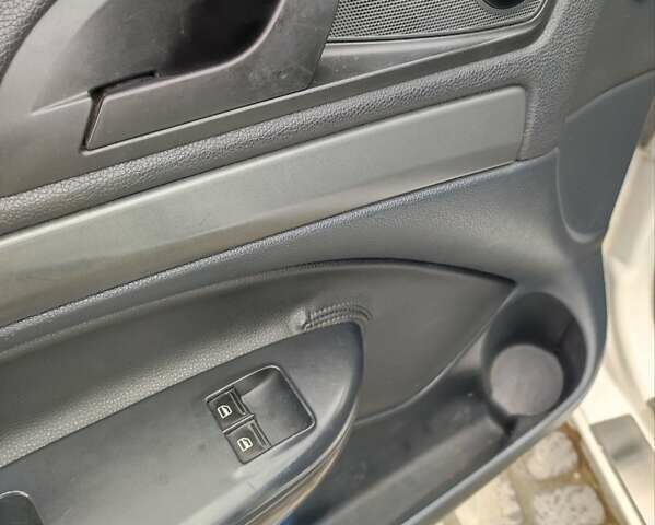 Белый Шкода Октавия, объемом двигателя 1.6 л и пробегом 286 тыс. км за 7500 $, фото 5 на Automoto.ua