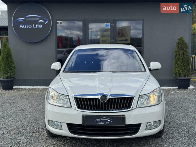 Белый Шкода Октавия, объемом двигателя 1.6 л и пробегом 239 тыс. км за 7999 $, фото 1 на Automoto.ua
