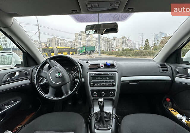 Білий Шкода Октавія, об'ємом двигуна 1.9 л та пробігом 306 тис. км за 7200 $, фото 5 на Automoto.ua