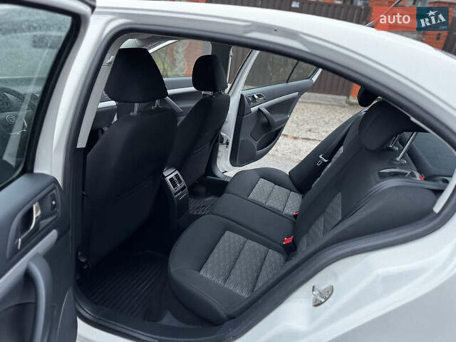 Белый Шкода Октавия, объемом двигателя 1.8 л и пробегом 37 тыс. км за 10900 $, фото 44 на Automoto.ua