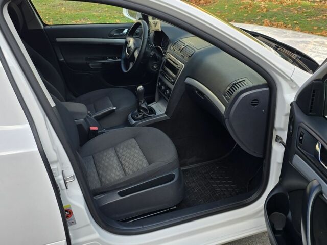 Белый Шкода Октавия, объемом двигателя 2 л и пробегом 180 тыс. км за 8700 $, фото 7 на Automoto.ua