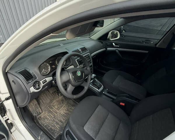 Белый Шкода Октавия, объемом двигателя 1.8 л и пробегом 170 тыс. км за 10000 $, фото 2 на Automoto.ua