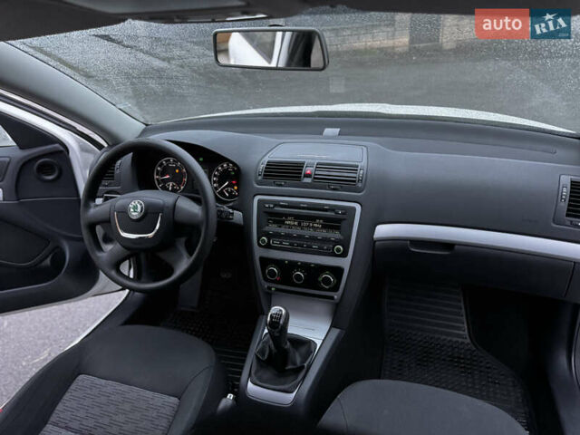 Белый Шкода Октавия, объемом двигателя 1.8 л и пробегом 37 тыс. км за 10900 $, фото 43 на Automoto.ua