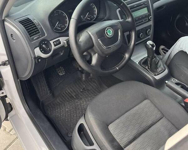 Белый Шкода Октавия, объемом двигателя 1.6 л и пробегом 272 тыс. км за 6800 $, фото 7 на Automoto.ua