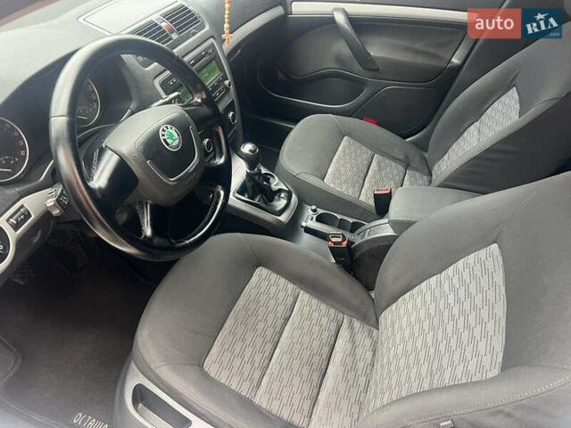 Білий Шкода Октавія, об'ємом двигуна 1.6 л та пробігом 313 тис. км за 7950 $, фото 49 на Automoto.ua