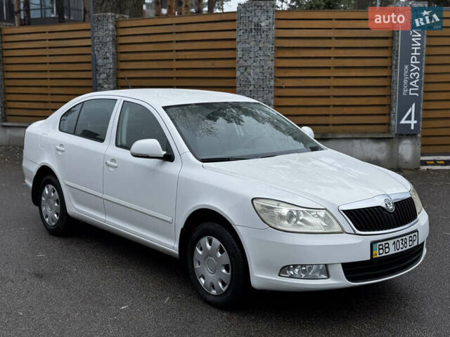 Белый Шкода Октавия, объемом двигателя 1.8 л и пробегом 37 тыс. км за 10900 $, фото 5 на Automoto.ua
