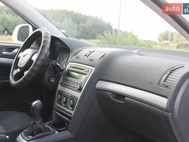 Белый Шкода Октавия, объемом двигателя 1.6 л и пробегом 170 тыс. км за 7450 $, фото 34 на Automoto.ua