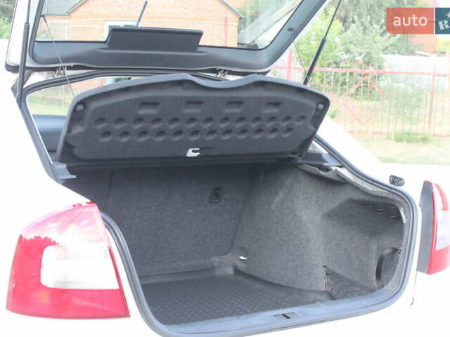 Белый Шкода Октавия, объемом двигателя 1.6 л и пробегом 170 тыс. км за 7450 $, фото 46 на Automoto.ua