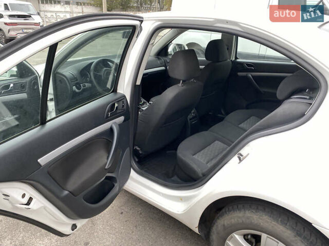 Шкода Октавия 2012 в Днепре (Днепропетровске) на Automoto.ua Белый Шкода Октавия, объемом двигателя 1.8 л и пробегом 279 тыс. км за 7500 $, фото 6 на Automoto.ua