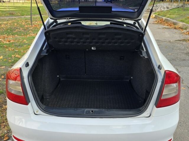 Белый Шкода Октавия, объемом двигателя 2 л и пробегом 180 тыс. км за 8700 $, фото 8 на Automoto.ua