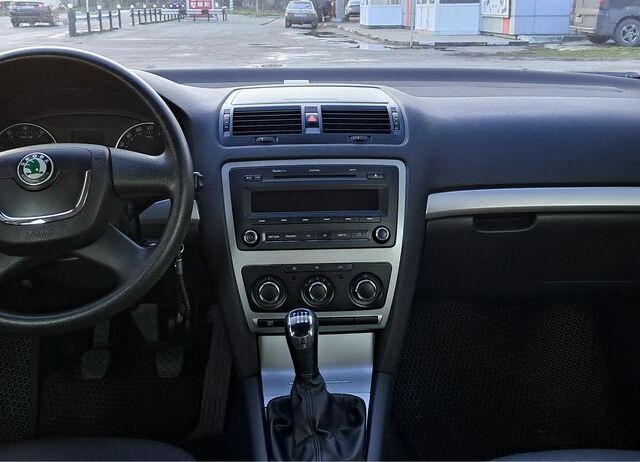 Белый Шкода Октавия, объемом двигателя 1.8 л и пробегом 83 тыс. км за 8800 $, фото 4 на Automoto.ua