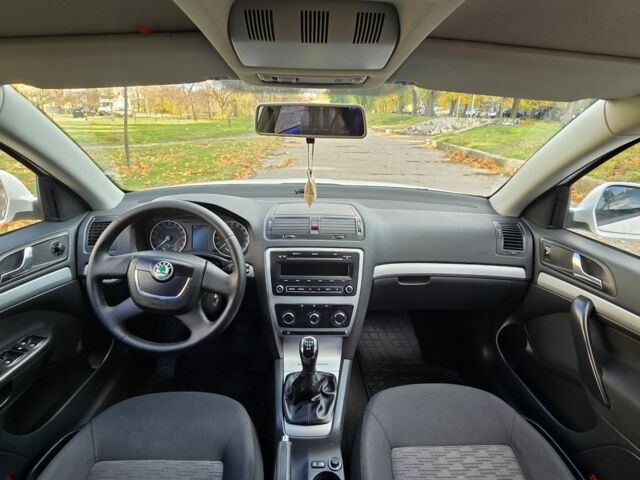 Белый Шкода Октавия, объемом двигателя 2 л и пробегом 180 тыс. км за 8700 $, фото 4 на Automoto.ua