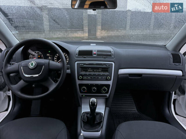 Белый Шкода Октавия, объемом двигателя 1.8 л и пробегом 37 тыс. км за 10900 $, фото 37 на Automoto.ua