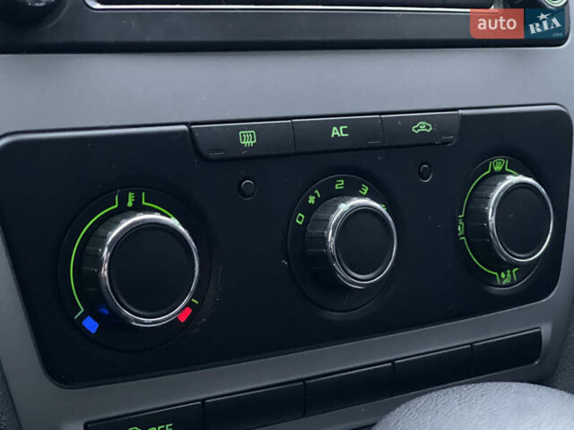 Белый Шкода Октавия, объемом двигателя 1.8 л и пробегом 188 тыс. км за 6500 $, фото 26 на Automoto.ua