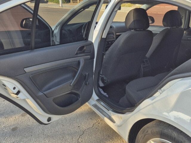 Білий Шкода Октавія, об'ємом двигуна 1.6 л та пробігом 280 тис. км за 7000 $, фото 13 на Automoto.ua