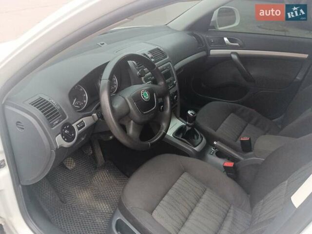 Білий Шкода Октавія, об'ємом двигуна 1.8 л та пробігом 225 тис. км за 7800 $, фото 6 на Automoto.ua