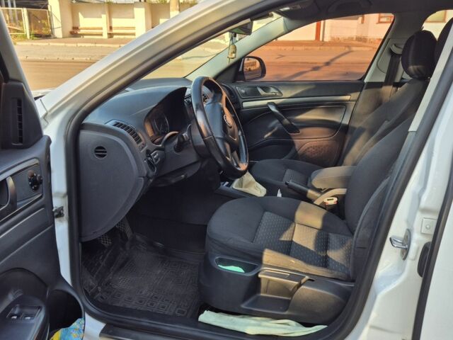 Білий Шкода Октавія, об'ємом двигуна 1.6 л та пробігом 280 тис. км за 7000 $, фото 10 на Automoto.ua