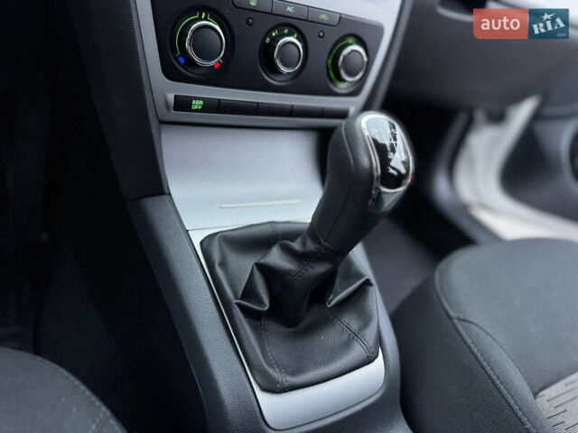 Белый Шкода Октавия, объемом двигателя 1.8 л и пробегом 37 тыс. км за 10900 $, фото 39 на Automoto.ua