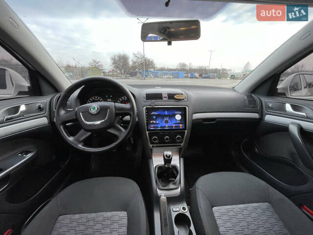 Белый Шкода Октавия, объемом двигателя 1.6 л и пробегом 312 тыс. км за 7500 $, фото 13 на Automoto.ua