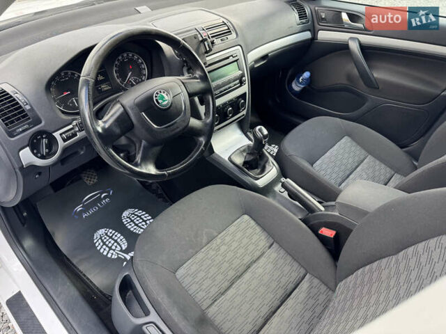 Белый Шкода Октавия, объемом двигателя 1.6 л и пробегом 239 тыс. км за 7999 $, фото 5 на Automoto.ua