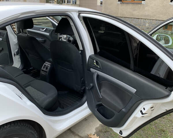 Білий Шкода Октавія, об'ємом двигуна 1.6 л та пробігом 294 тис. км за 7100 $, фото 12 на Automoto.ua