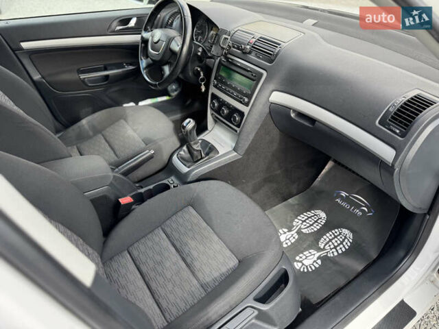 Белый Шкода Октавия, объемом двигателя 1.6 л и пробегом 239 тыс. км за 7999 $, фото 8 на Automoto.ua